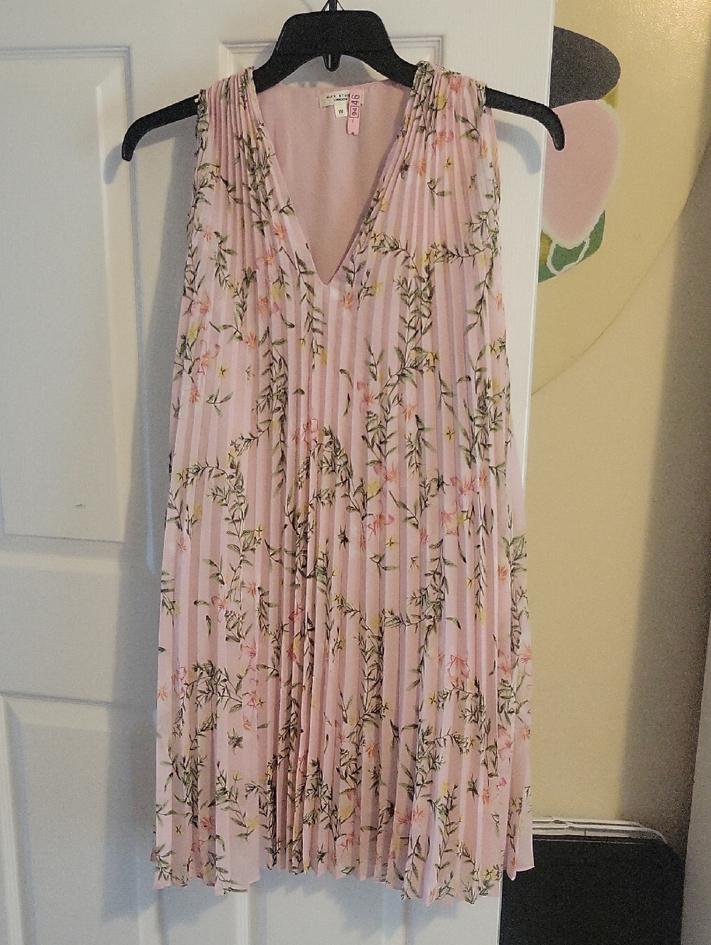 Max Studio SzXS Pink Floral Pleated sleeveless dress with feminine draping